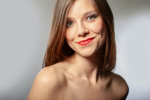 Belleza natural con impacto real: menos maquillaje, m&aacute;s presencia - Foto de Jonathan Cosens Photography en Unsplash