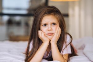 Ni&ntilde;a preocupada