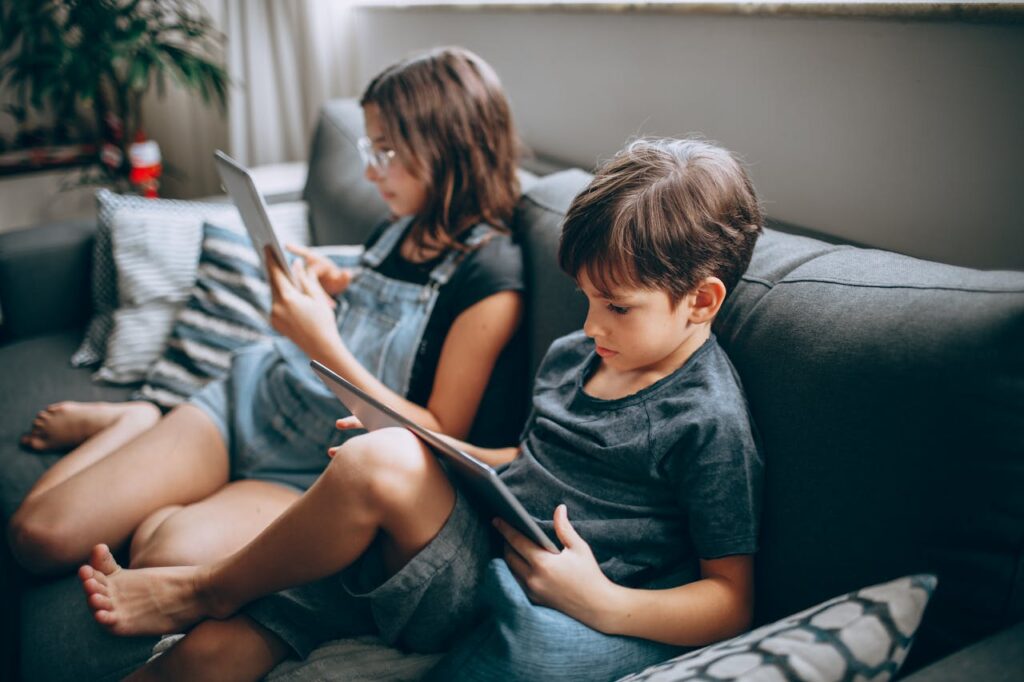 Ni&ntilde;os usando tecnolog&iacute;a
